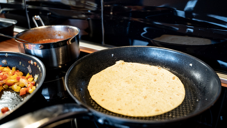 Tortilla de maïs dans une poêle