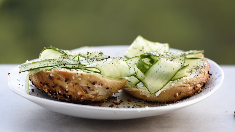 bagel tout garni avec fromage à la crème au concombre