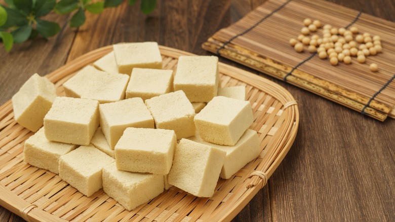 Tofu en cubes sur assiette