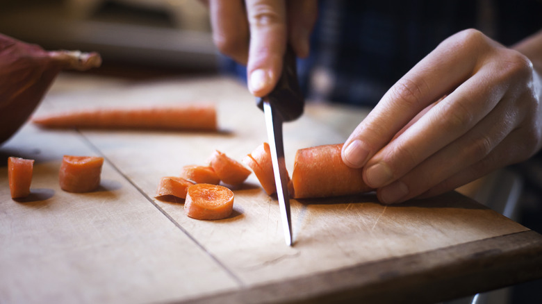 mains coupant des carottes