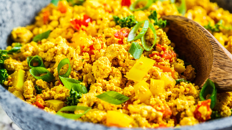 Tofu brouillé à la poêle avec légumes