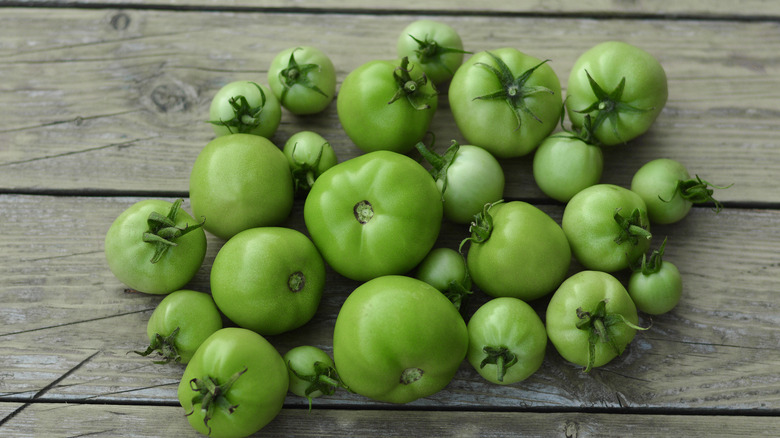 Tomates vertes sur une table en bois