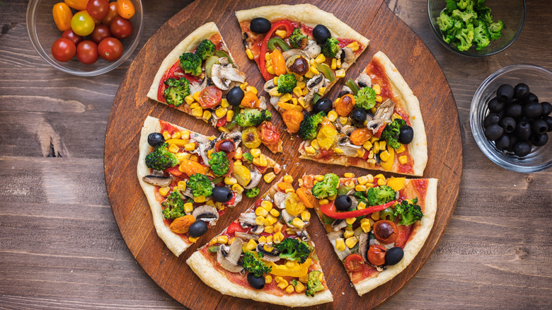 Pizza chargée de légumes