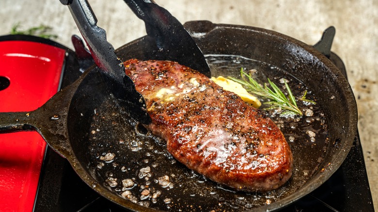 retourner le steak avec des pinces