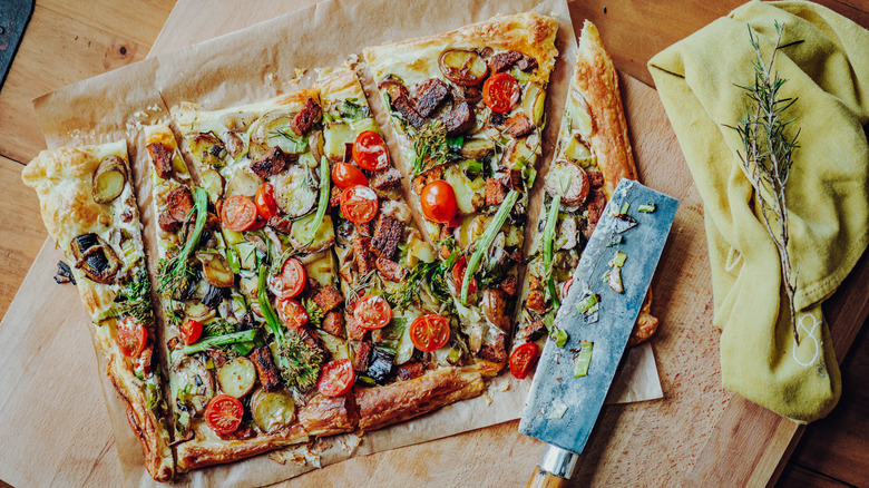 Pizza blanche au brocoli et aux tomates