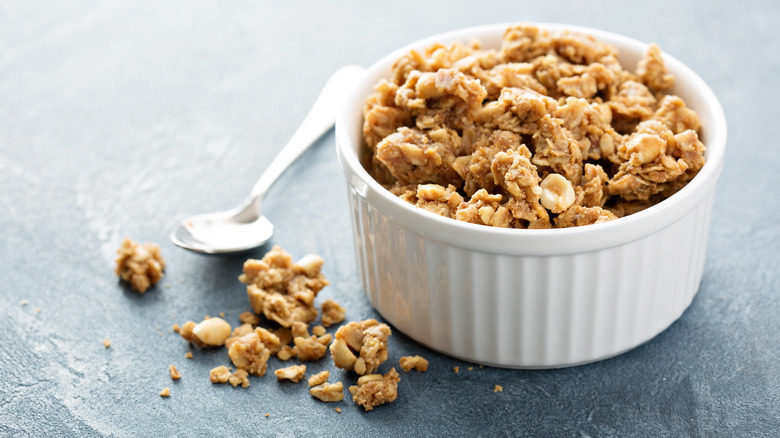 Morceaux de granola groupés dans un bol