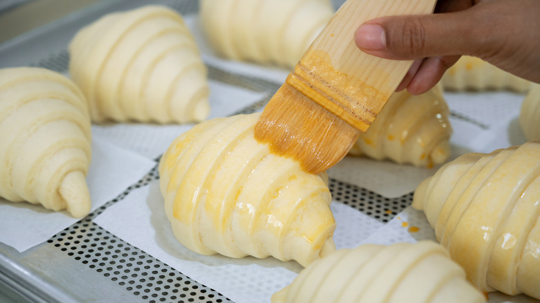 badigeonner les croissants avec la dorure à l'œuf