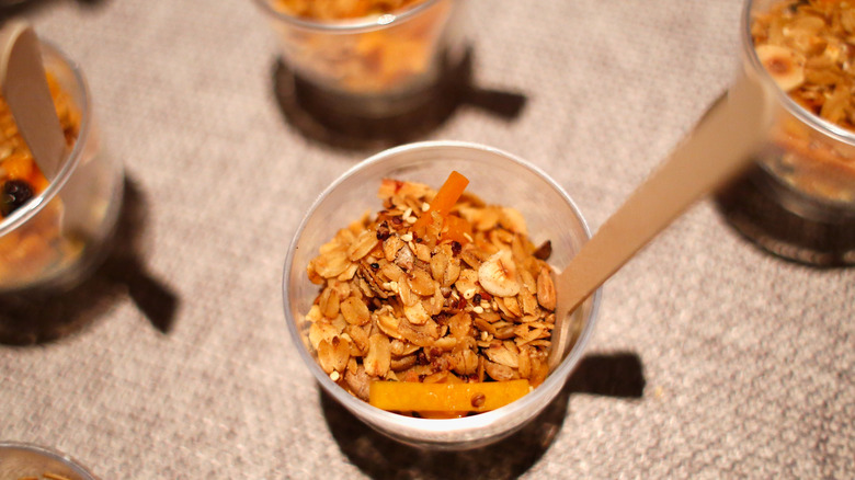 Tasses de granola avec cuillères