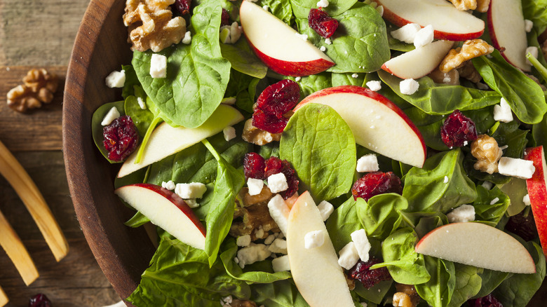 salade waldorf aux pommes avec peau