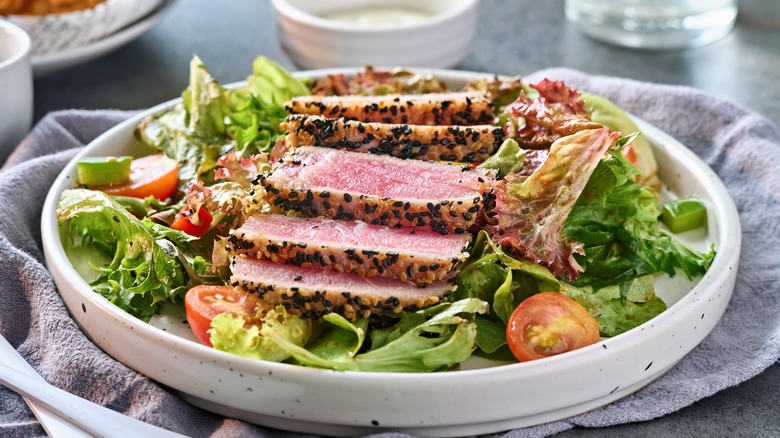 steak de thon ahi sur une salade