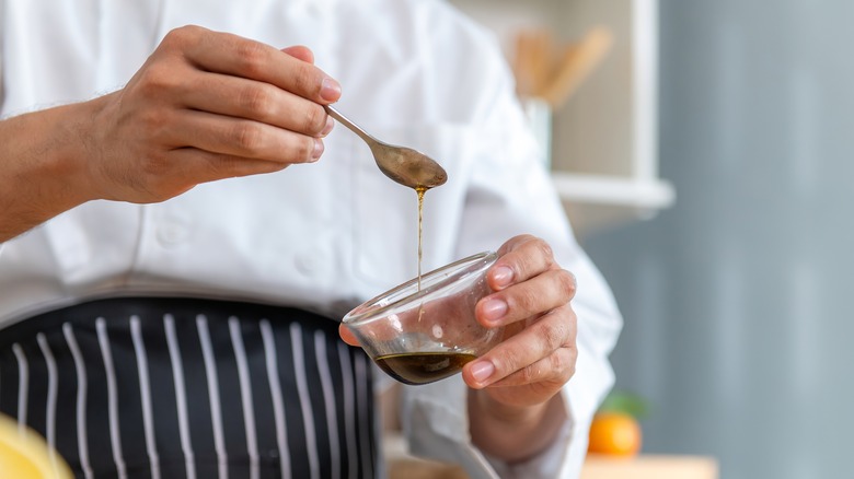 cuillère pour récupérer la vinaigrette