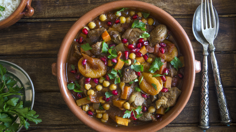 Ragoût d'agneau aux abricots et pois chiches dans un bol