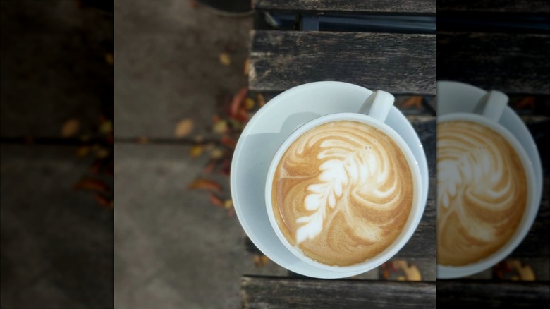 Latte art sur la table