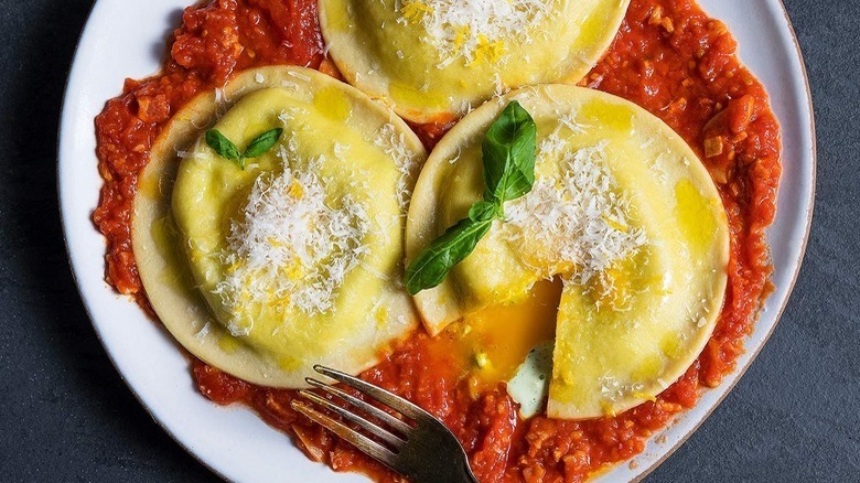 raviolis ronds à la sauce rouge