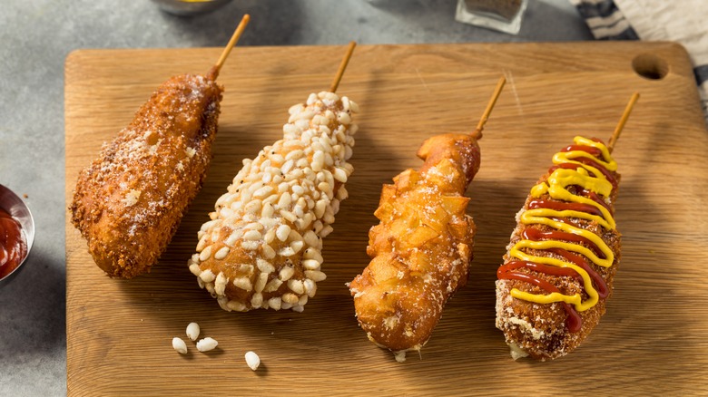 Corn dogs avec diverses garnitures