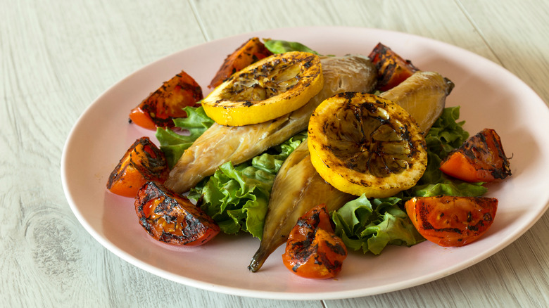 Filet fumé avec garniture de citron grillé