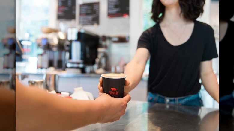 barista donnant du café