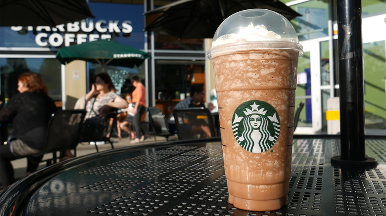 Frappuccino Starbucks sur la table