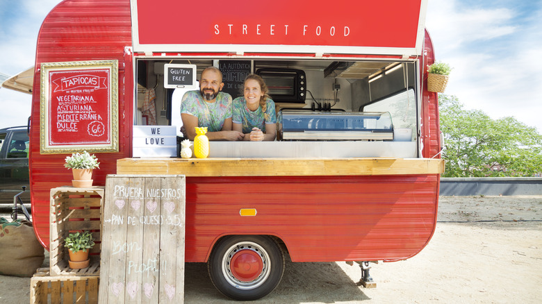 souriant dans un food truck