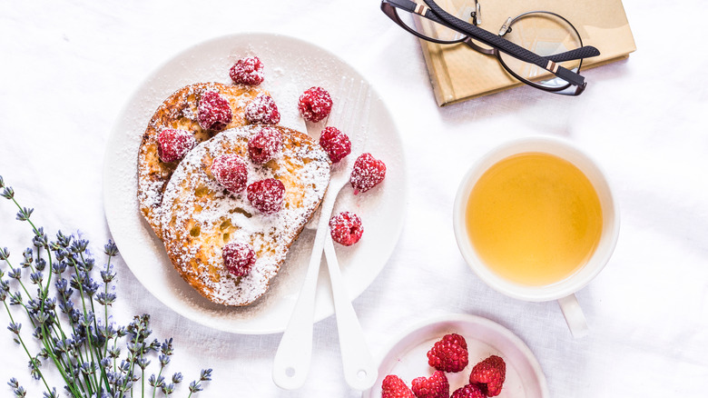 Pain perdu sur assiette