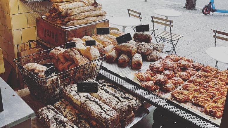 paniers de pain et de brioches près de la fenêtre