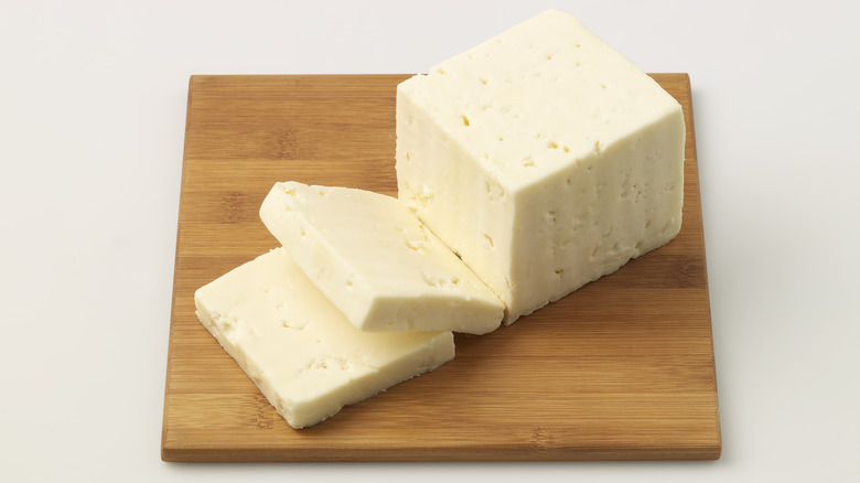 Fromage feta tranché sur planche