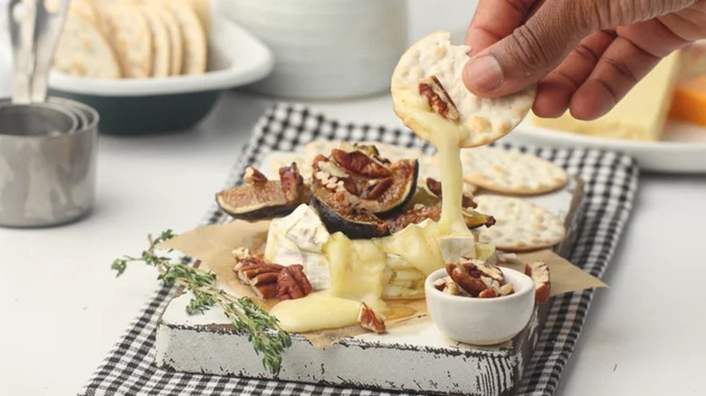 Craquelins et fromage brie