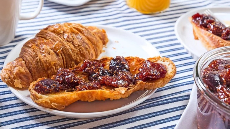 Croissant enrobé de confiture rouge