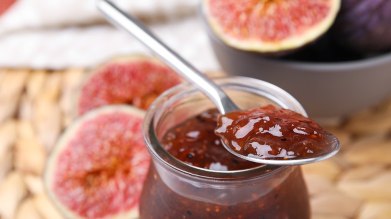 Tartinade de figues dans un récipient en verre