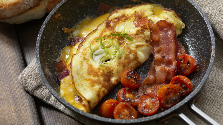 Omelette, bacon et tomates