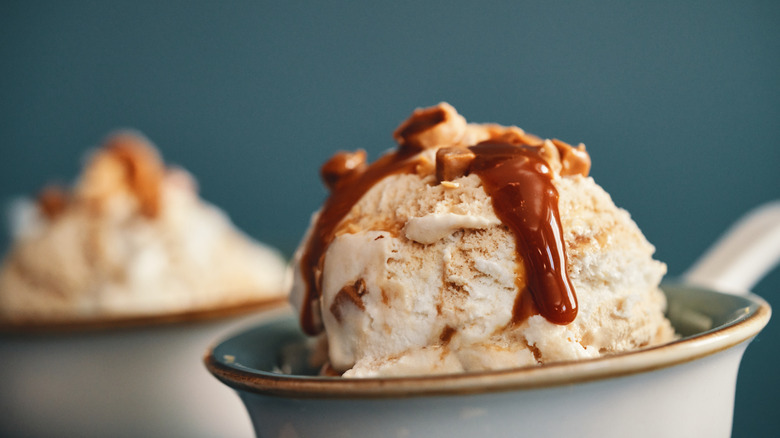 Crème glacée dans un bol avec sauce au caramel