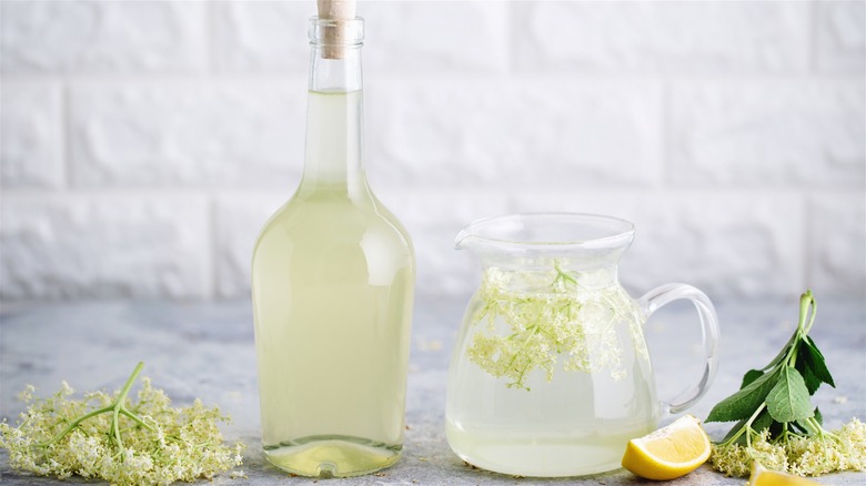 Bouteille de sirop de fleur de sureau