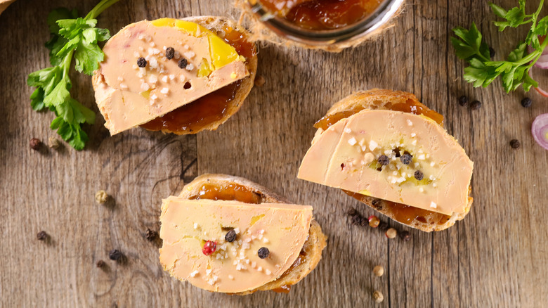 Foie gras sur toast sur une surface en bois