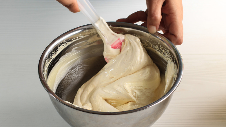 Spatule dans un bol avec de la pâte