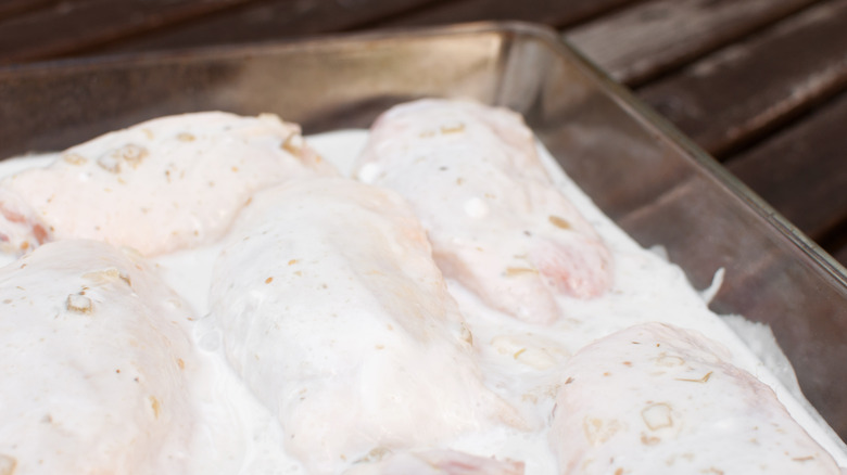 Poulet cru trempé dans du lait