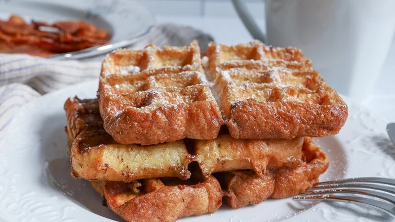 pile de gaufres au pain perdu