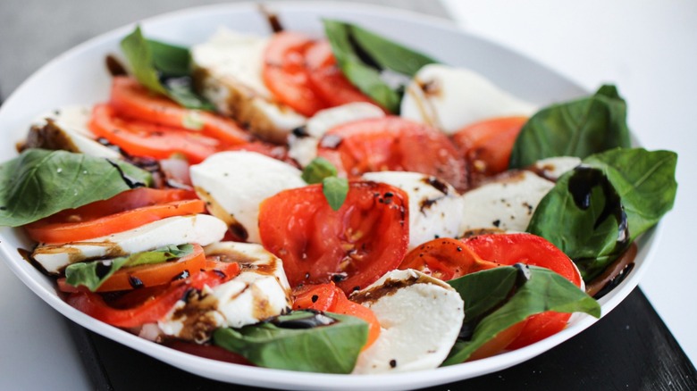 Salade de tomates et basilic