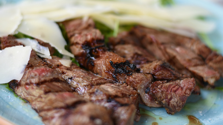 Steak tranché au parmesan