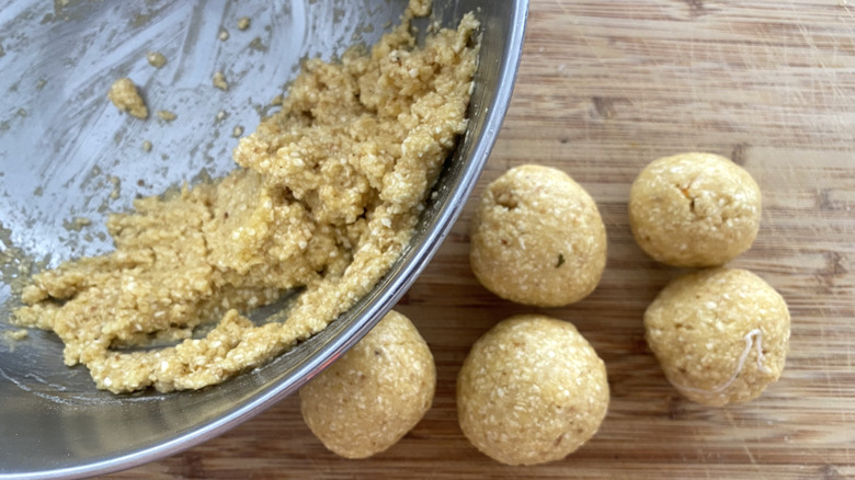 mélange de boules de matzo et boules formées