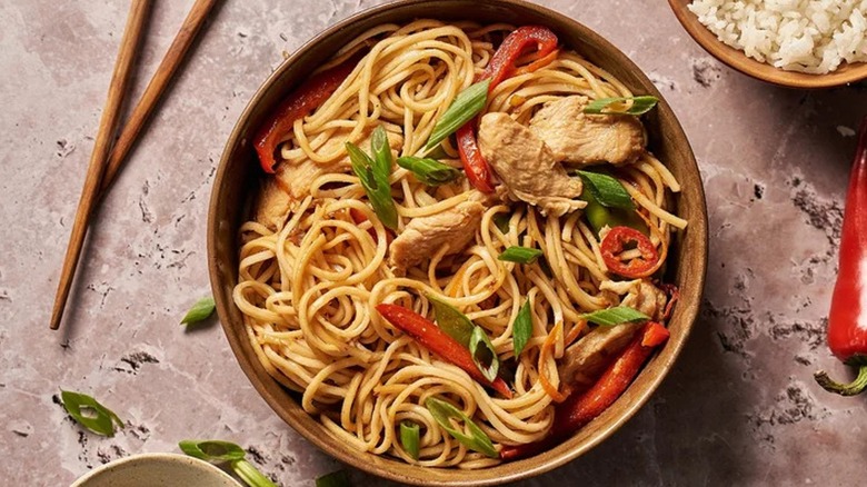 Nouilles Lo Mein dans un bol en bois 