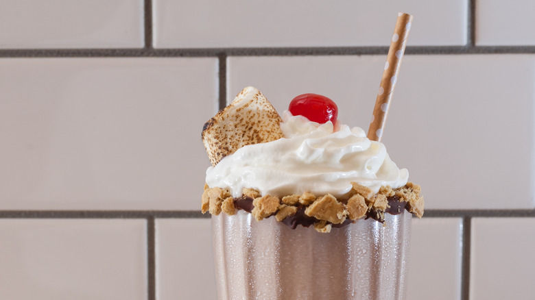 Milkshake au chocolat avec garnitures