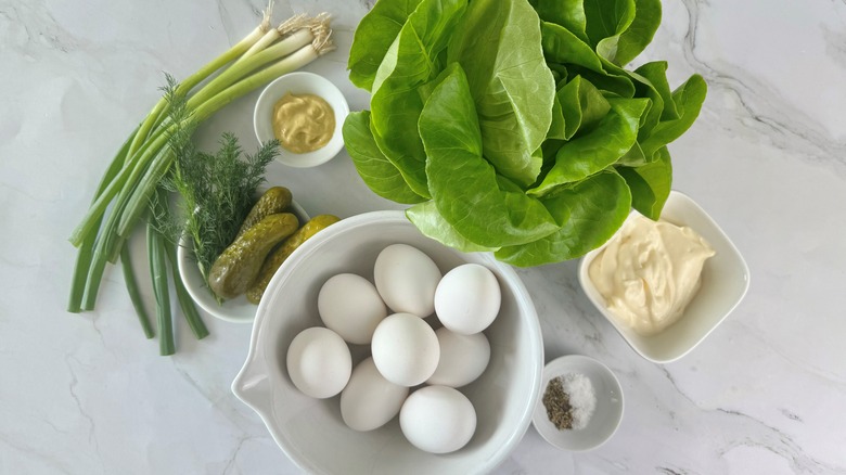 ingrédients pour les wraps de laitue à la salade aux œufs