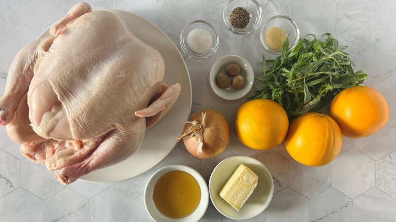 ingrédients du poulet rôti à l'orange et à la muscade sur le comptoir