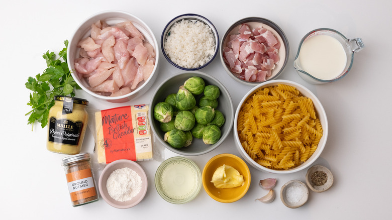 ingrédients pour le gratin de pâtes aux choux de Bruxelles et au poulet