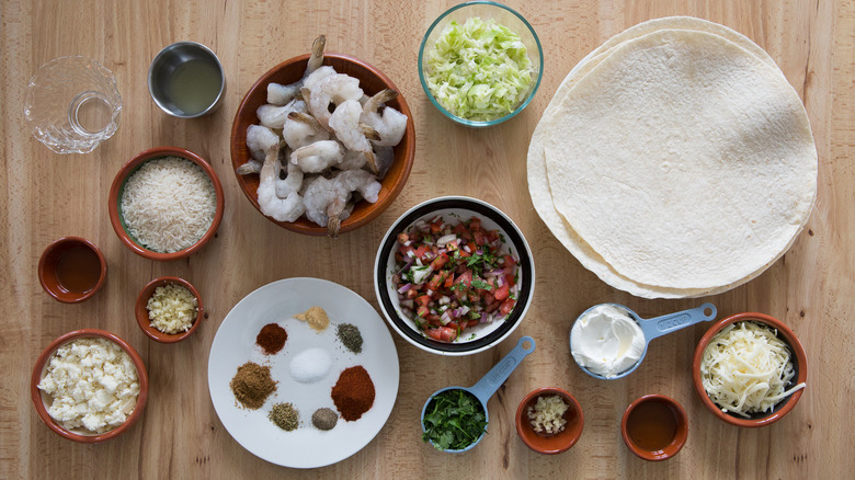 ingrédients du burrito aux crevettes sur la table