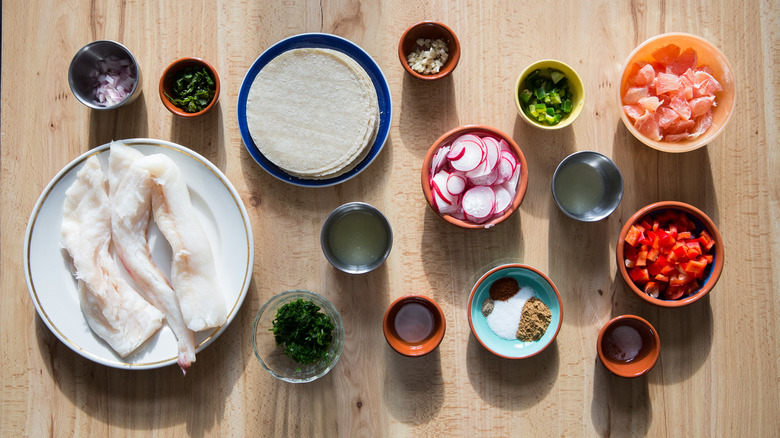 ingrédients pour tacos au poisson sur la table 