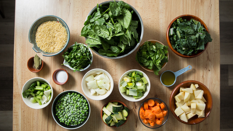 ingrédients de la soupe verte sur la table 