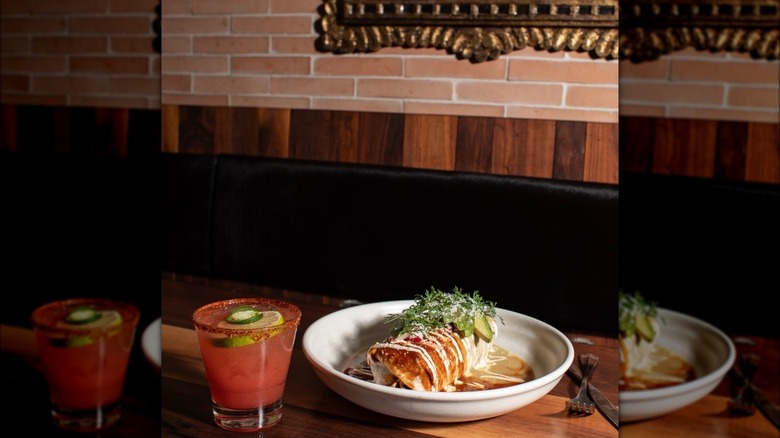 Enchiladas sur la table avec boisson