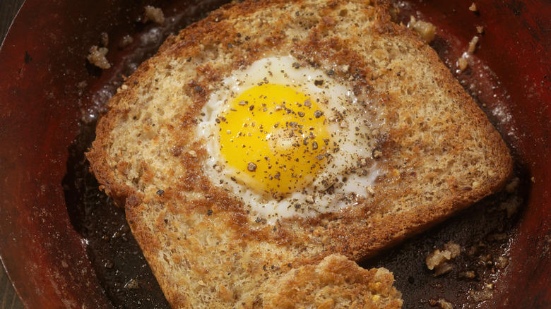 Toast aux œufs dans le trou