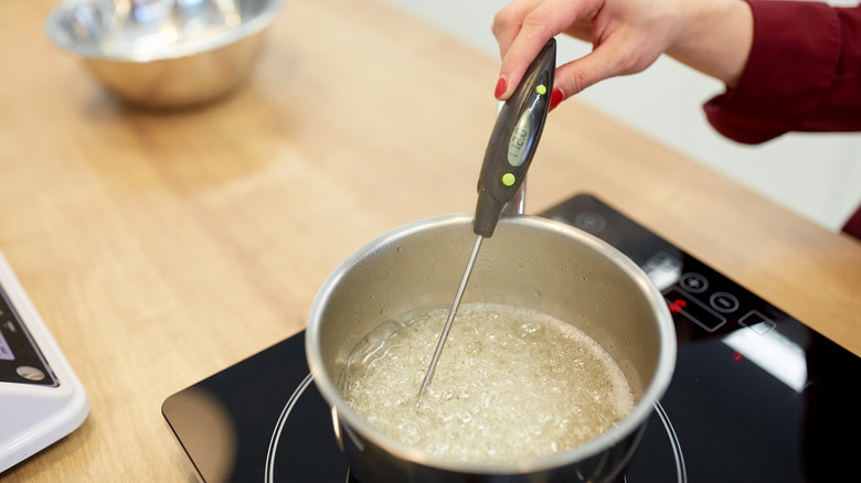 Faire bouillir du sucre dans une casserole